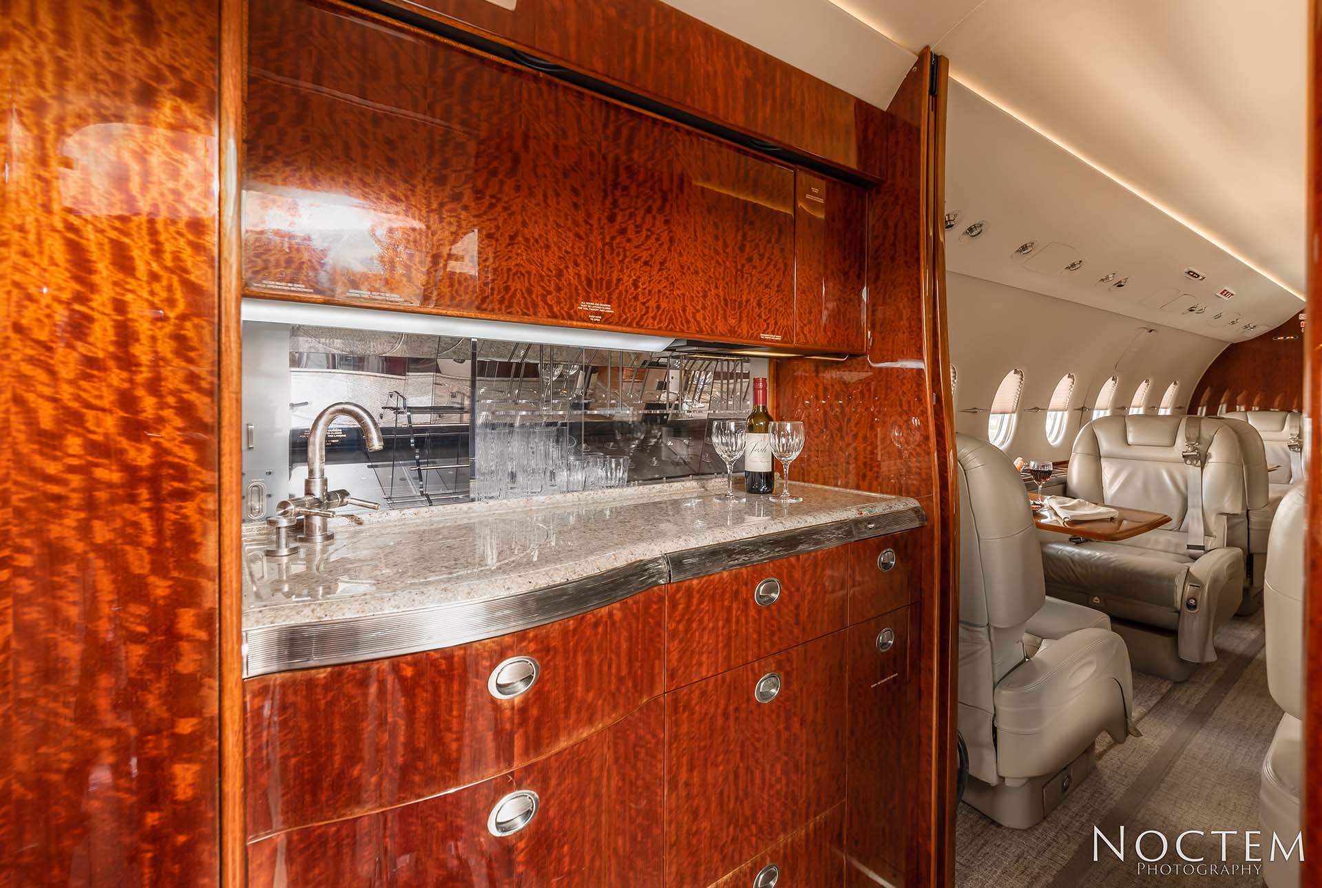 countertop with glasses inside Hawker 4000