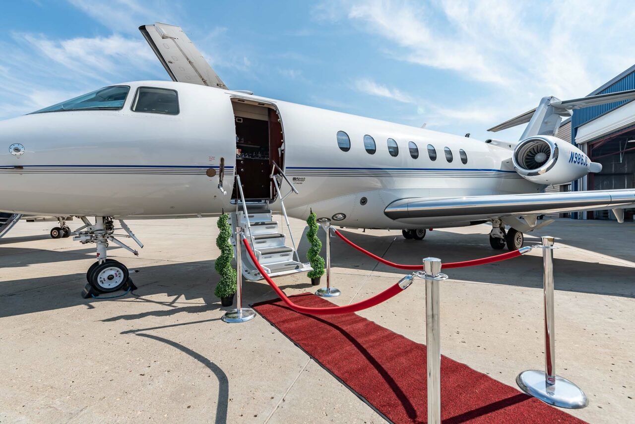 Hawker 4000 outside view with red carpet leading to open door