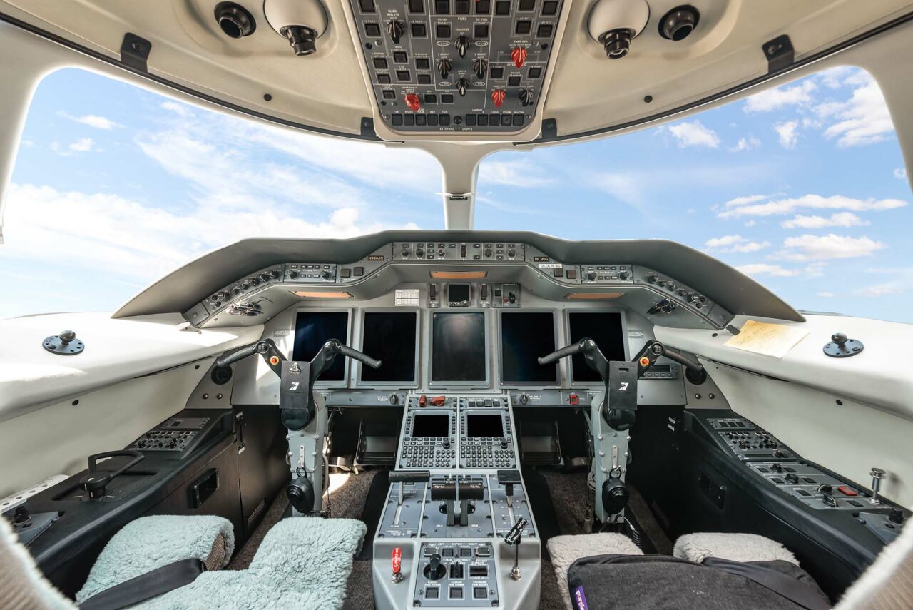 cockpit with sky view in Hawker 4000