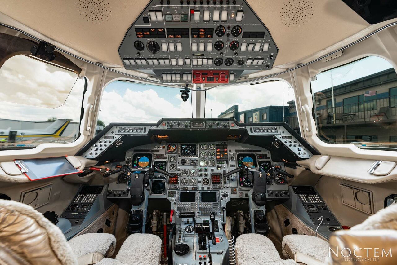 cockpit view of Hawker 800XP